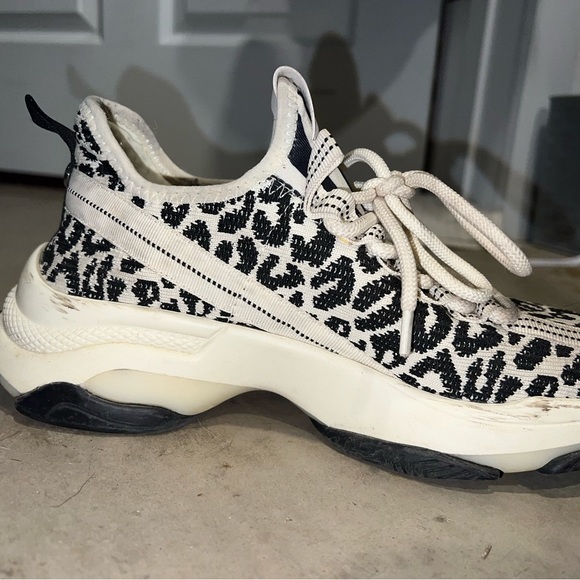 Steve Madden!/ runs a half size small - Picture 2 of 4